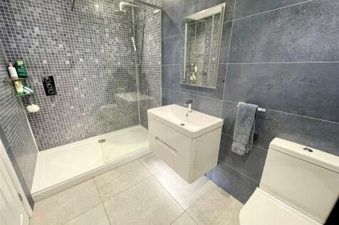 10. shower rm.jpg