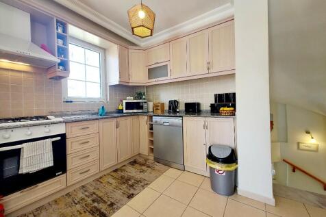 Fully Fitted Kitchen
