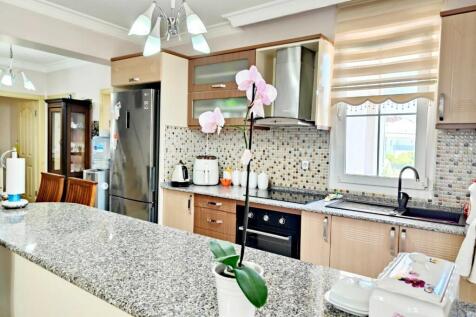 Fully Fitted Kitchen