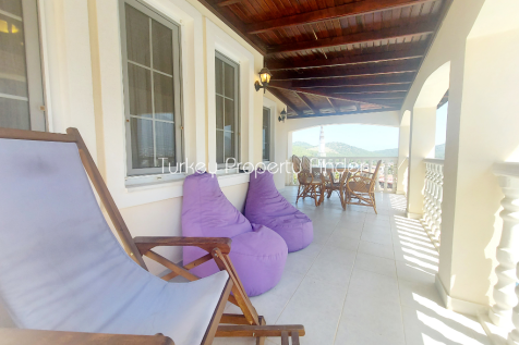 Side terrace