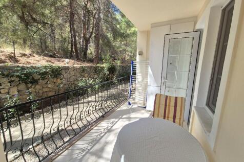 Rear balcony 