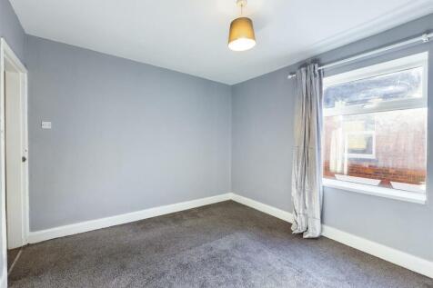 Bedroom 1 pic 1.jpg
