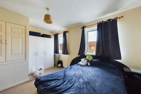 Bedroom 1 (3).jpg