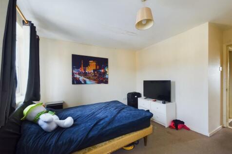 Bedroom 1 (2).jpg