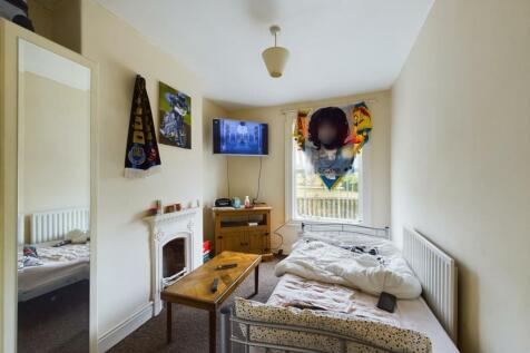 Bedroom 1.jpg