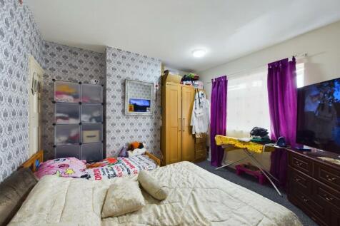Bedroom 1.jpg
