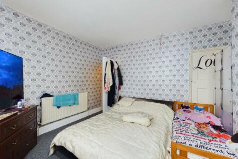 Bedroom 1 (2).jpg