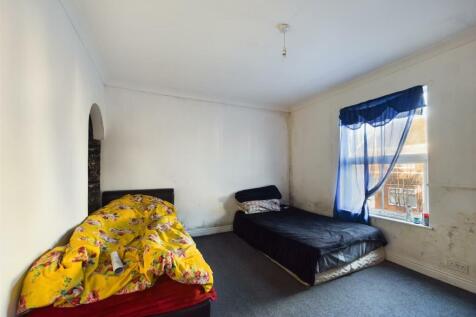 Bedroom 1.jpg