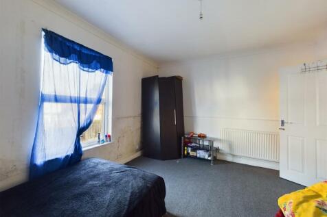 Bedroom 1 (2).jpg