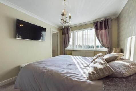 Master Bedroom (3).jpg