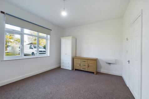 Bedroom 1 (Largest)