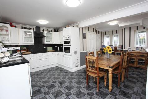 Kitchen/ Dining Room
