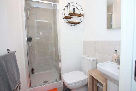 Bathroom 2/ Ensuite