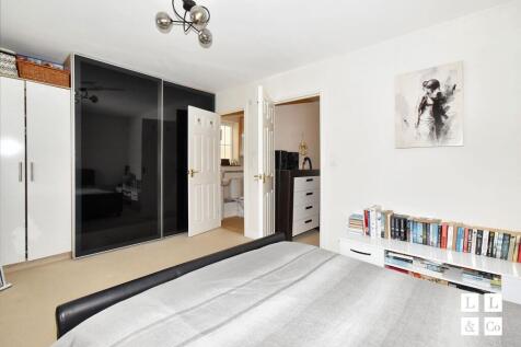 TOP FLOOR BEDROOM 1