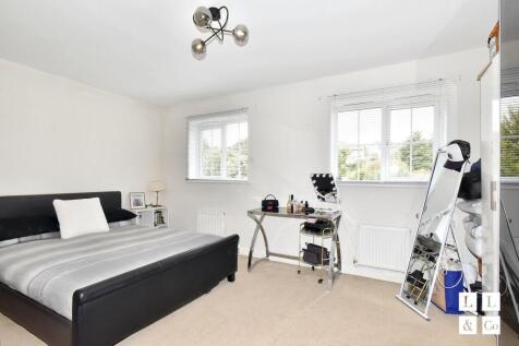TOP FLOOR BEDROOM 1
