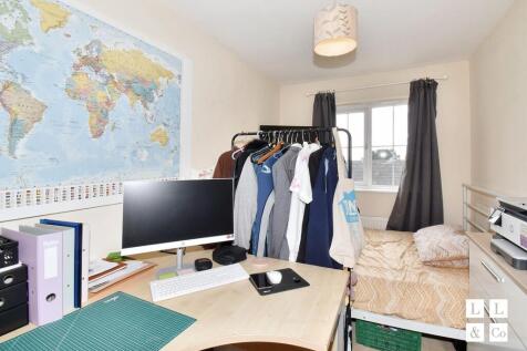 TOP FLOOR BEDROOM 3