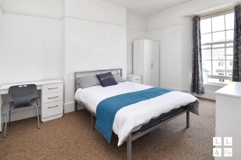 BEDROOM (1ST FLOOR)