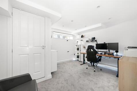 Bedroom/ Study
