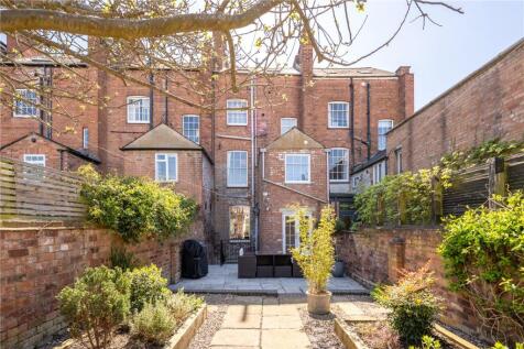 Garden To House