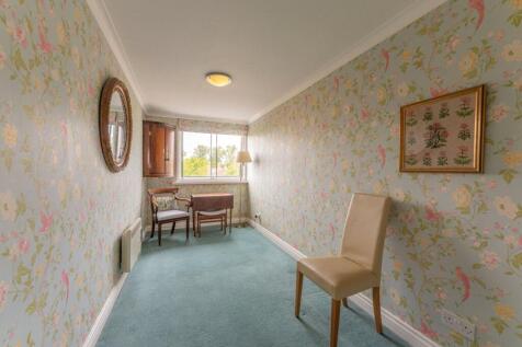 Bedroom 3/Dining Roo