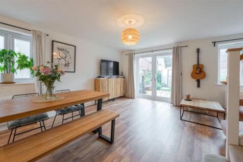 Dining To Rear
