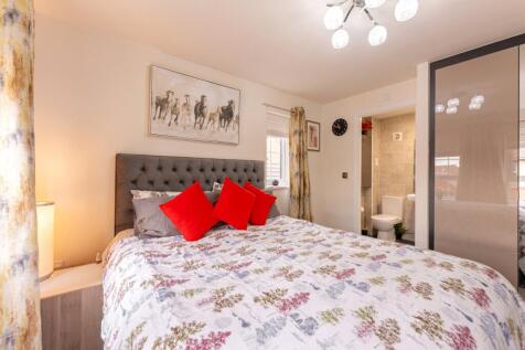 Master Bedroom To En