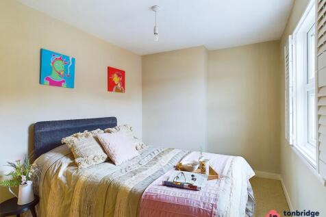 Giraffe Branded Main Bedroom 001