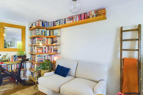 Giraffe Living Room Branded 014