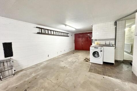 Garage/ Versatile Room