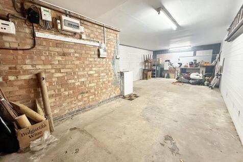 Garage/ Versatile Room