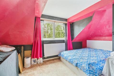 bedroom 5.jpg