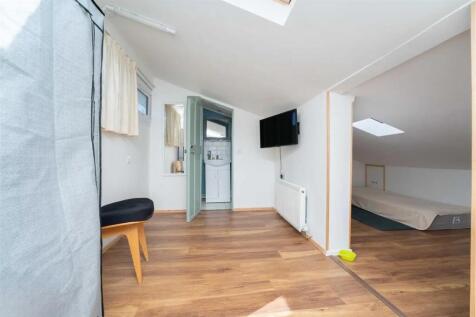 loft room onsuite pt2.jpg