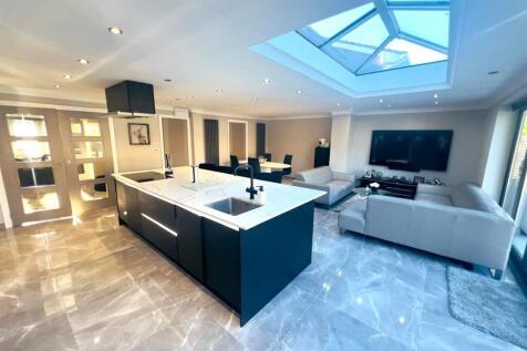 Kitchen, Dinner and TV Louge
