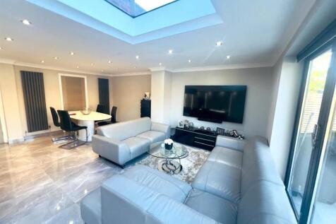 Kitchen, Dinner and TV Louge