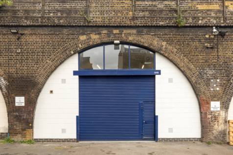 Rear access of an arch