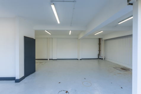 An empty arch with white lining
