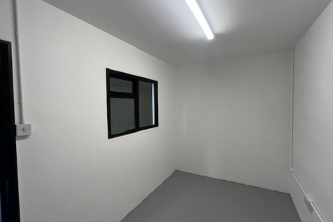 An empty arch with white lining and a WC cubicle to the front.