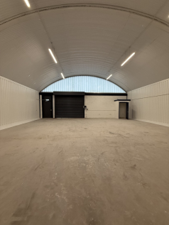 An empty arch with white lining