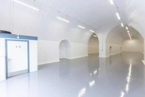An empty arch with lining, made up of two interlinked arches