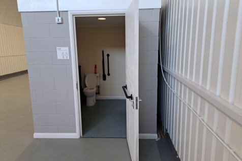 An empty arch with lining and a WC cubicle to the front
