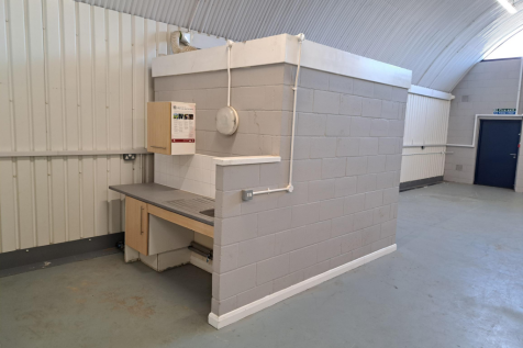 An empty arch with lining and a WC cubicle to the front