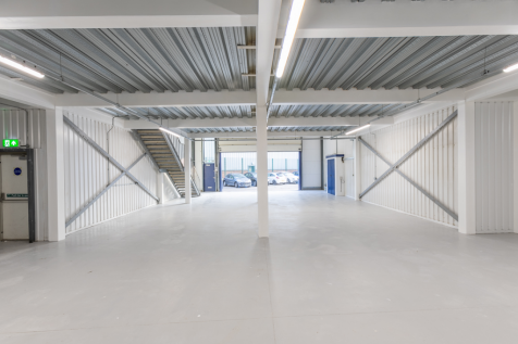 An empty arch with white lining