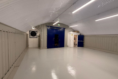 An empty arch with white lining