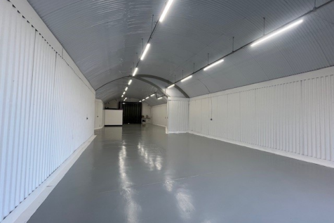 An empty arch with lining and a WC cubicle to the front