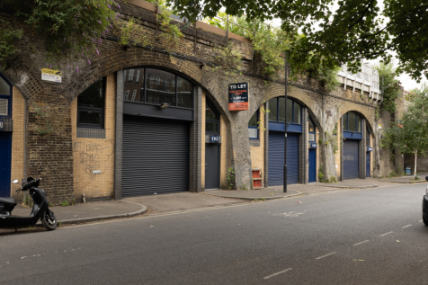 An empty arch with white lining