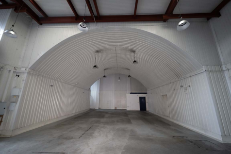 An empty arch with white lining