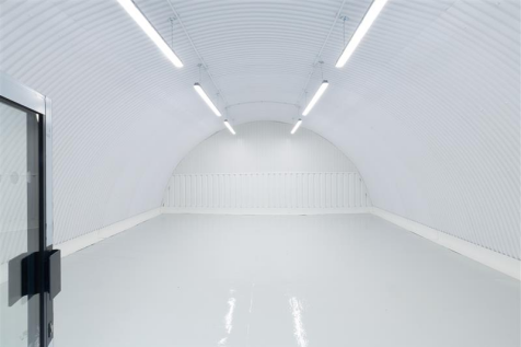 An empty arch with lining, made up of two interlinked arches