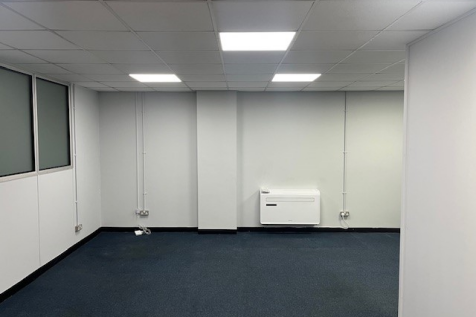 The ground floor of an empty arch, suitable to use as an office unit, with carpet and a WC.