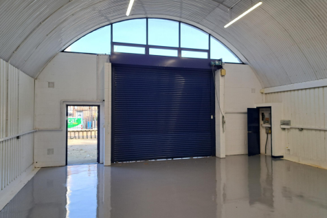 An empty arch with white lining
