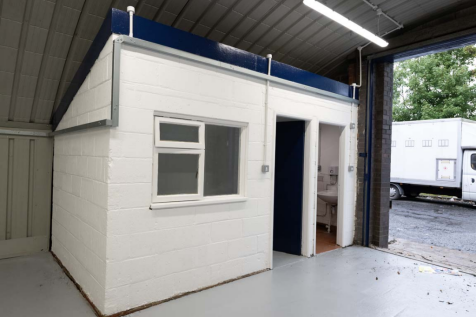 An empty arch with white lining